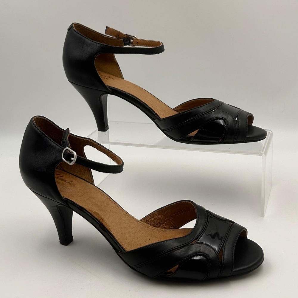 Clarks Artisan Sandals Women 7.5M Black Leather Patent Kitten Heel Office Siren